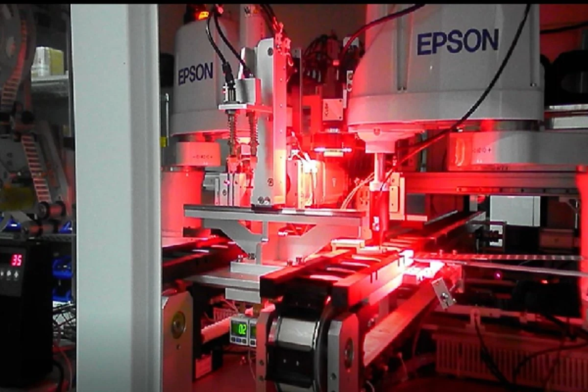 Fully automatic top-and-bottom vision-guided precision labeling machine in operation